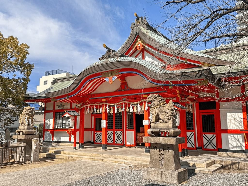  [拜殿寬景全貌]： 藍天下玉造稻荷神社唐破風御本殿全景，日式傳統神社建築之美。