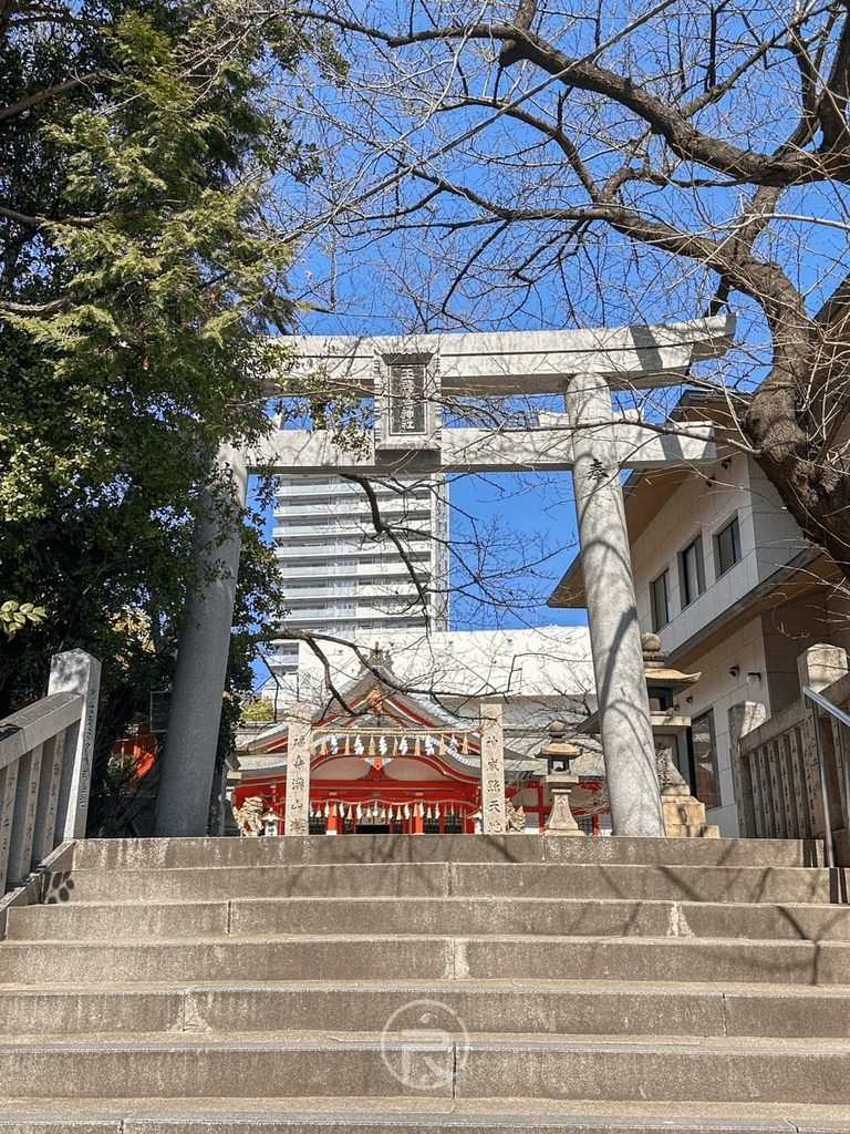 [石階與石造大鳥居]： 走上石階仰望玉造稻荷神社高聳的石鳥居，通往清幽的神聖領域。