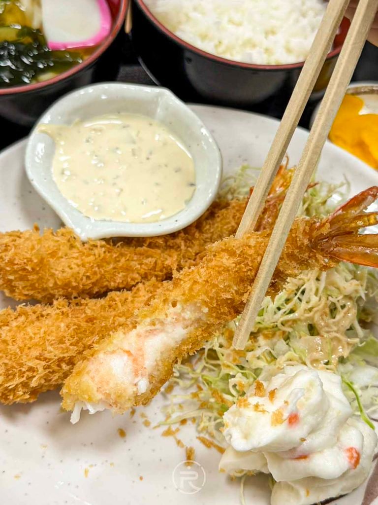  [炸蝦沾塔塔醬視角]： 將酥脆炸蝦沾取特調濃郁塔塔醬汁，口感層次豐富。