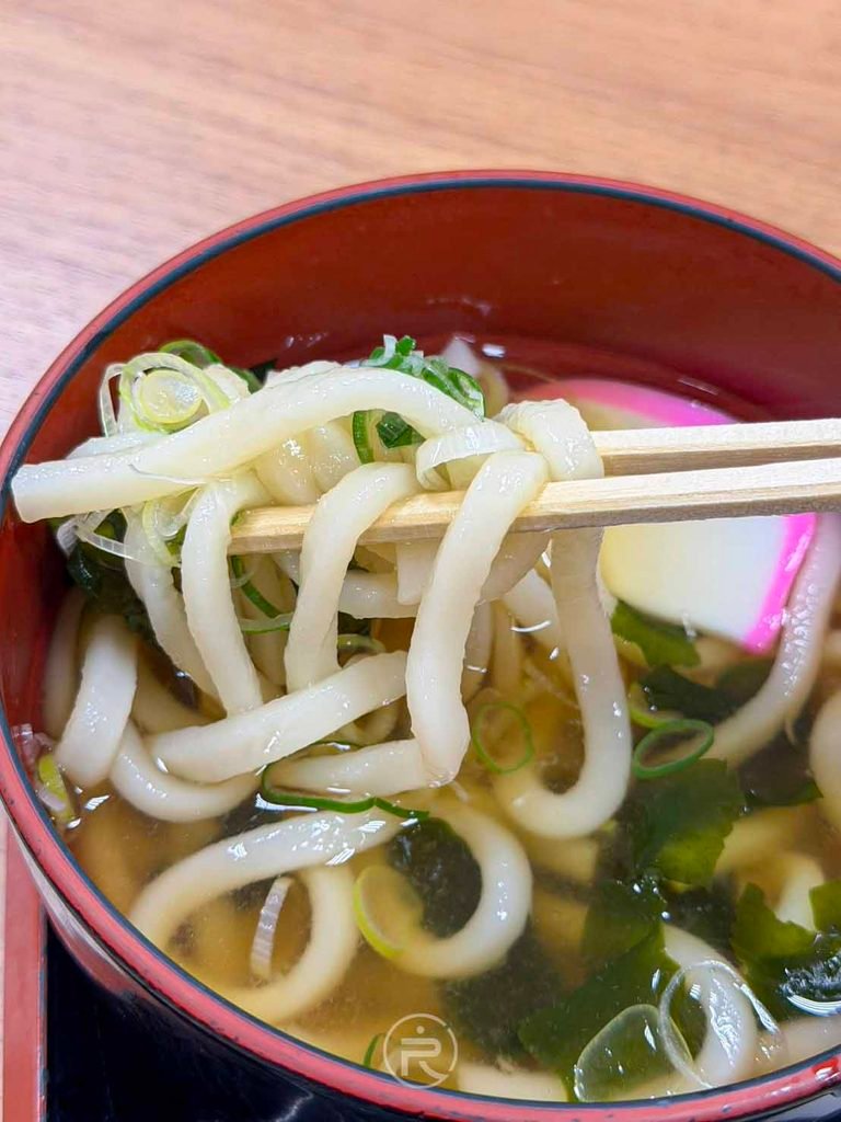 [夾起滑順烏龍麵]： 筷子撈起吸飽清甜柴魚高湯的 Q 彈滑順烏龍麵條。
