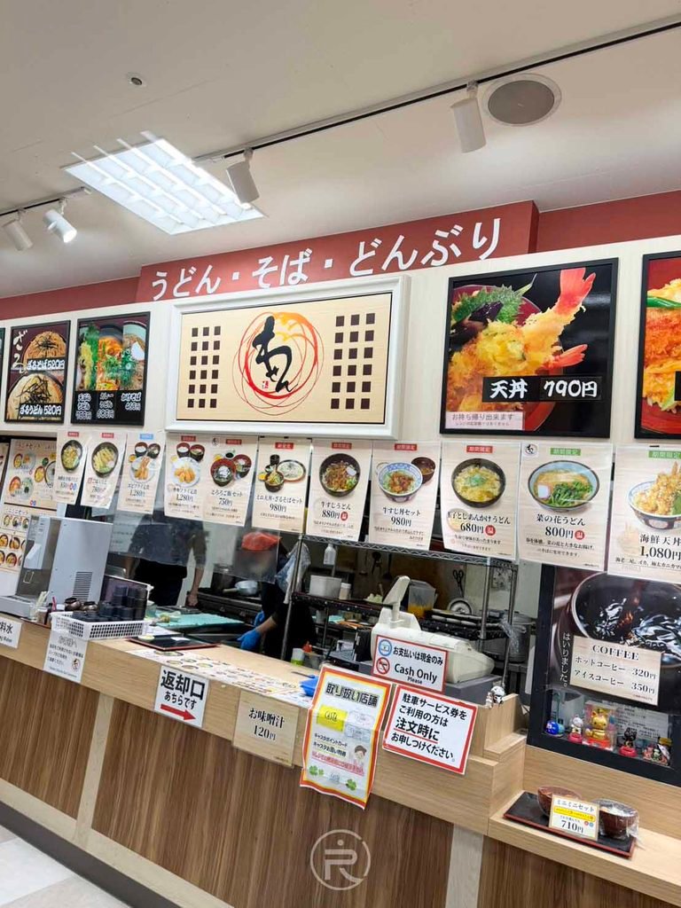  [店內點餐櫃台]： 烏龍麵、蕎麥麵與丼飯專門店「わせん（Wasen）」乾淨明亮的出餐吧檯。