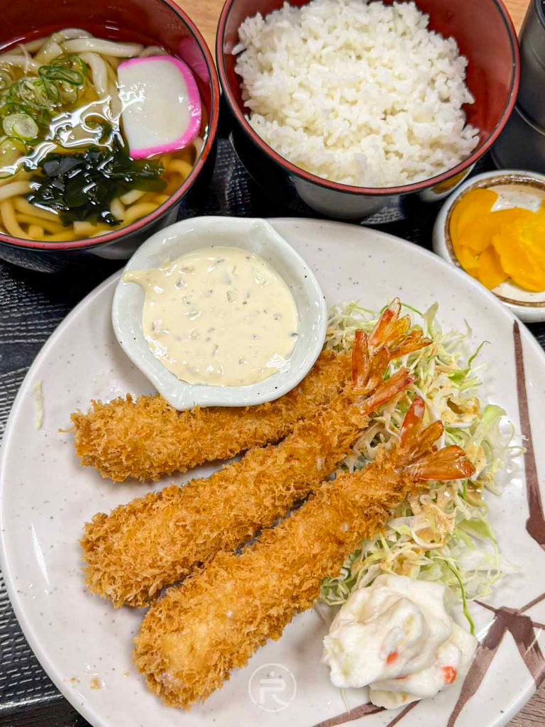 犬山 [定食全餐全景]： 炸蝦定食全貌：三隻金黃炸蝦佐塔塔醬、生菜沙拉、熱湯烏龍麵、白飯與醃蘿蔔