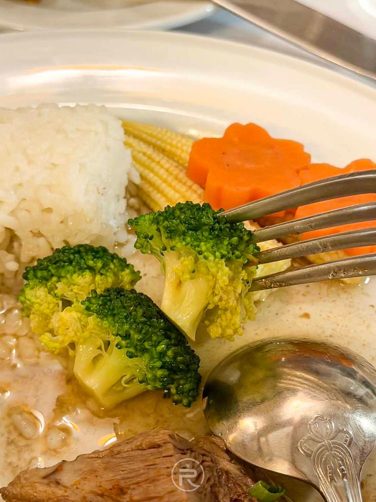  [清甜燉煮蔬菜]： 盤中的健康時蔬：鮮甜青花菜、玉米筍與胡蘿蔔片。