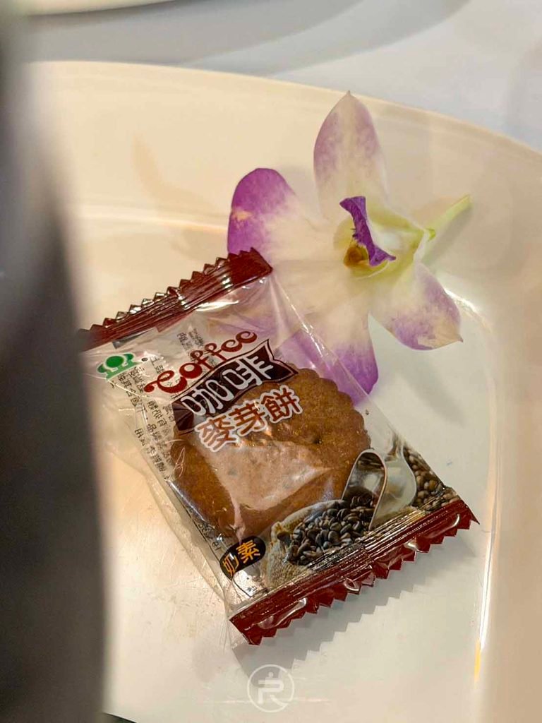[古早味咖啡麥芽餅包裝]： 餐後附贈的獨立包裝「咖啡麥芽餅」，中西合併的貼心小茶點。