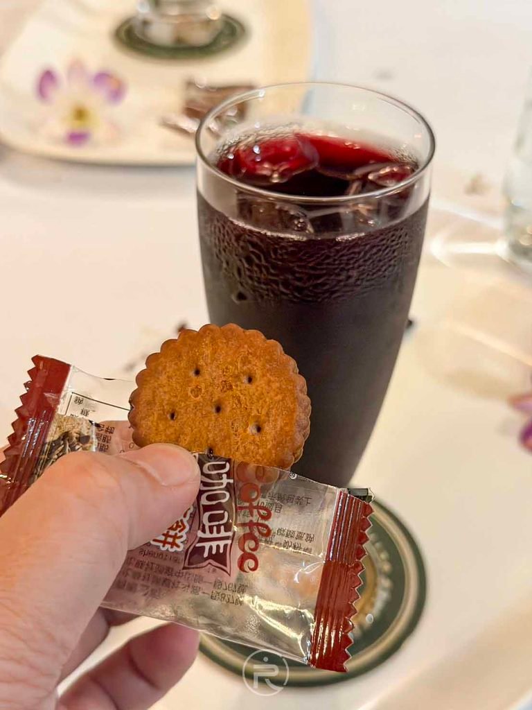 [手拿圓形小麥芽餅]： 手持一口大小的香脆咖啡餅乾，中間夾著香甜不黏牙的麥芽糖。