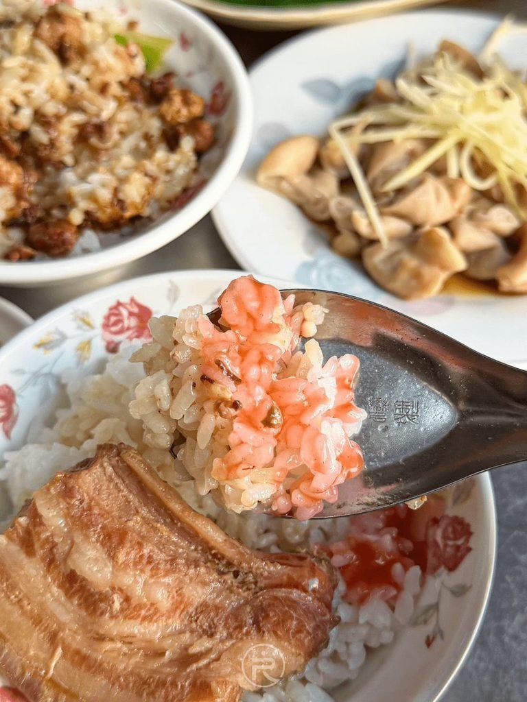 [肉燥飯酸菜配料]： 湯匙舀起搭配傳統古早味粉紅豆棗配菜的鹹香肉燥飯。