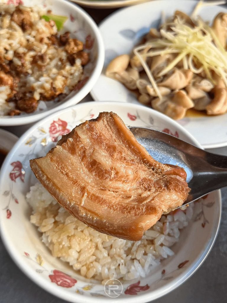  [銷魂爌肉近照]： 閃耀著琥珀色油光的古法炭火爌肉，入口即化的膠質誘人。
