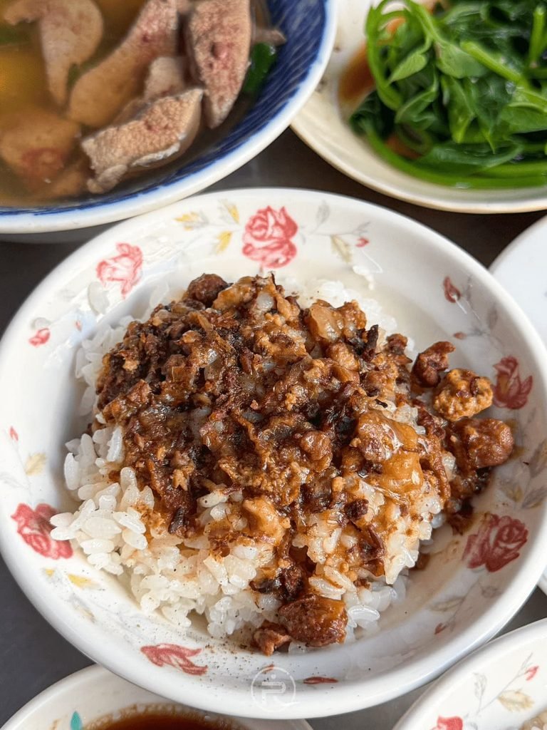 [肉燥飯全碗]： 淋滿濃郁手工肉燥碎的經典肉燥飯，豐原在地傳統銅板滋味。