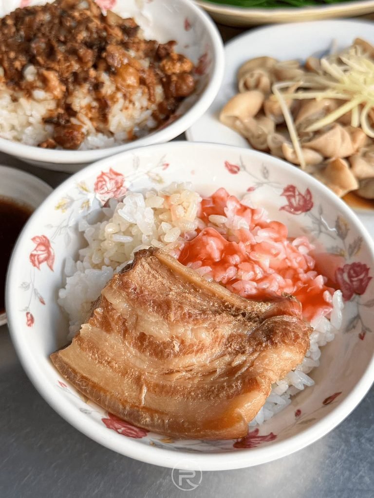  [爌肉飯全碗近拍]： 經典爌肉飯擺盤，大塊皮嫩肉香的三層肉蓋在白飯上。