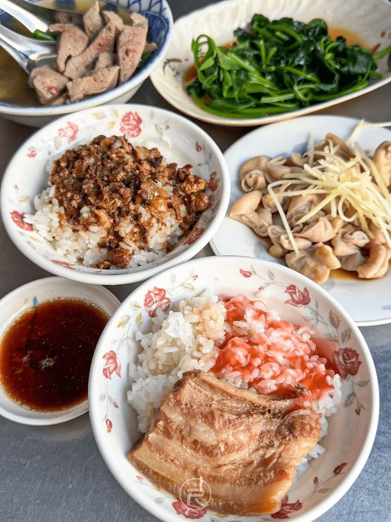 豐原信義街163 [晚餐宵夜全席合照]： 豐盛平民美食全景：爌肉飯、肉燥飯、滷大腸、油豆腐、燙青菜與豬肝湯