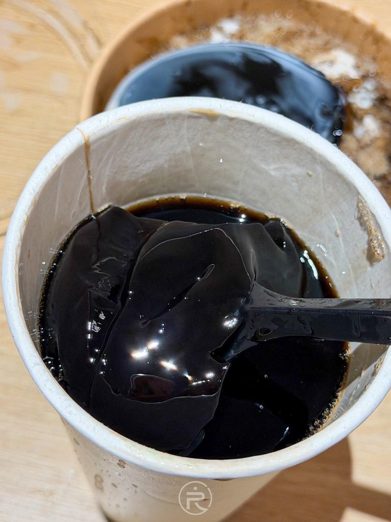  [湯匙舀仙草茶內凍]： 驚喜用料：湯匙從仙草茶杯底舀起大塊滑嫩順口的真材實料仙草凍。