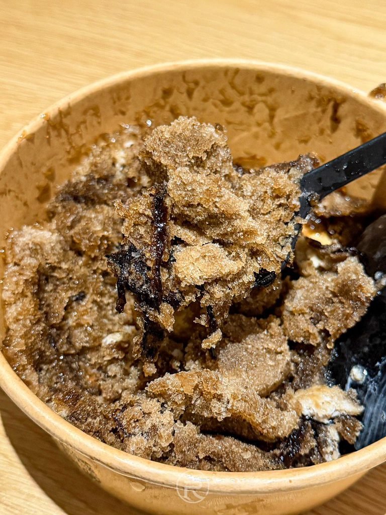 [舀起綿密仙草雪花冰]： 湯匙舀起滿滿一口清涼退火的仙草刨冰，炎夏澎湖最佳救贖。