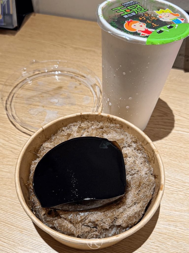  [清冰與仙草茶組合]： 玉冠嫩仙草招牌組合實拍：嫩仙草凍清冰一碗與封口杯裝原味仙草茶。