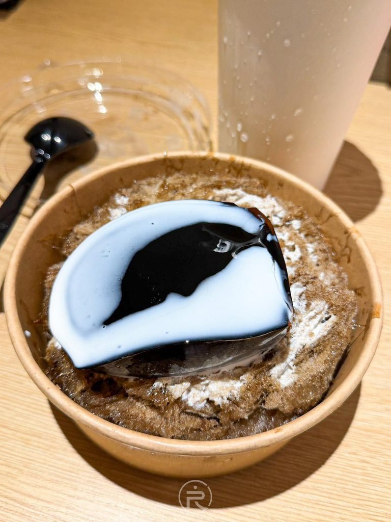 玉冠嫩仙草-澎湖總店 [淋上香濃奶油球]： 往嫩仙草凍清冰上淋入鮮白奶精球的瞬間，黑白交織極具視覺誘惑力