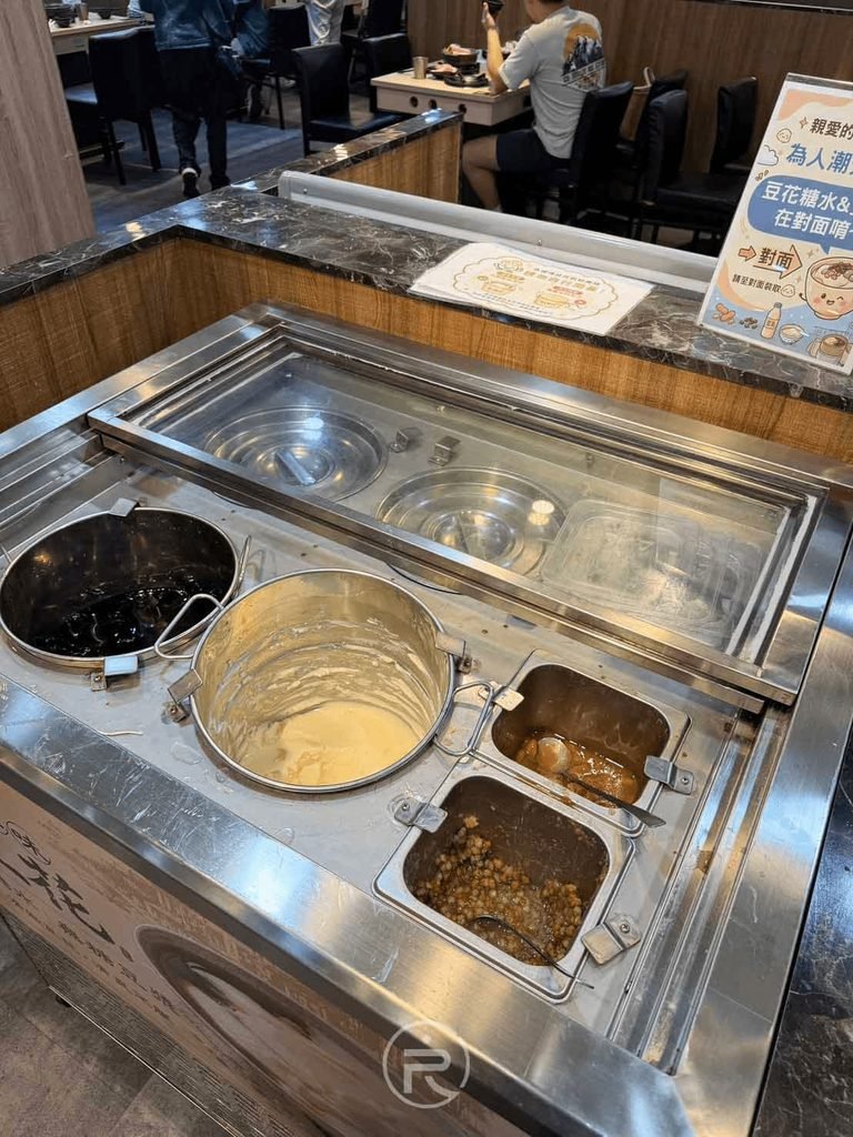 [甜點配料區]： 珍珠、紅豆、綠豆、芋圓與仙草等豐富手工甜點配料台。