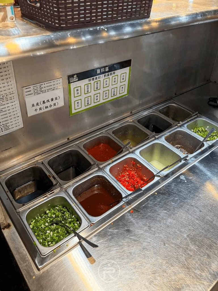  [特製醬料吧]： 乾淨衛生的沾醬調味吧，提供蔥花、沙茶醬、辣椒與蒜末。