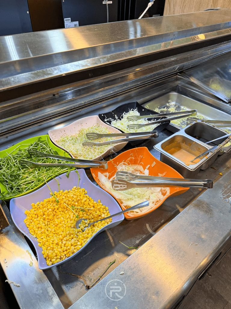  [涼麵與生菜沙拉吧]： 億品鍋特色涼麵區，提供玉米粒、苜蓿芽與多種爽脆生菜。