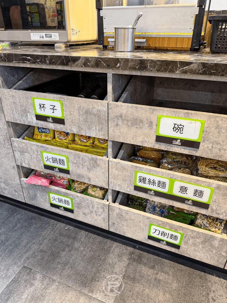  [餐具碗盤收納架]： 分類整齊、高溫清洗消毒的筷子、湯匙與碗盤陳列架。