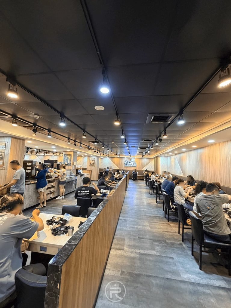 [寬敞內用空間]： 億品鍋豐原店挑高寬敞的用餐大廳，動線開闊適合團體聚餐。