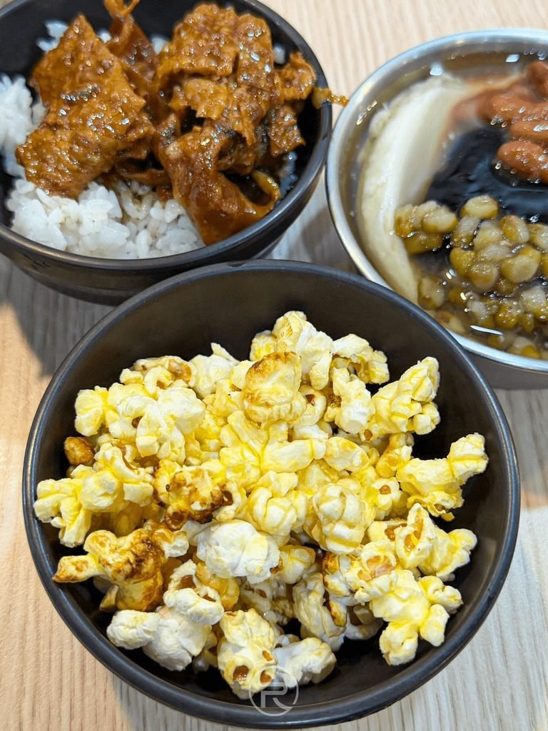[小菜與點心全貌]： 餐前取用的豬油拌飯、爆米花與仙草甜品拼盤。