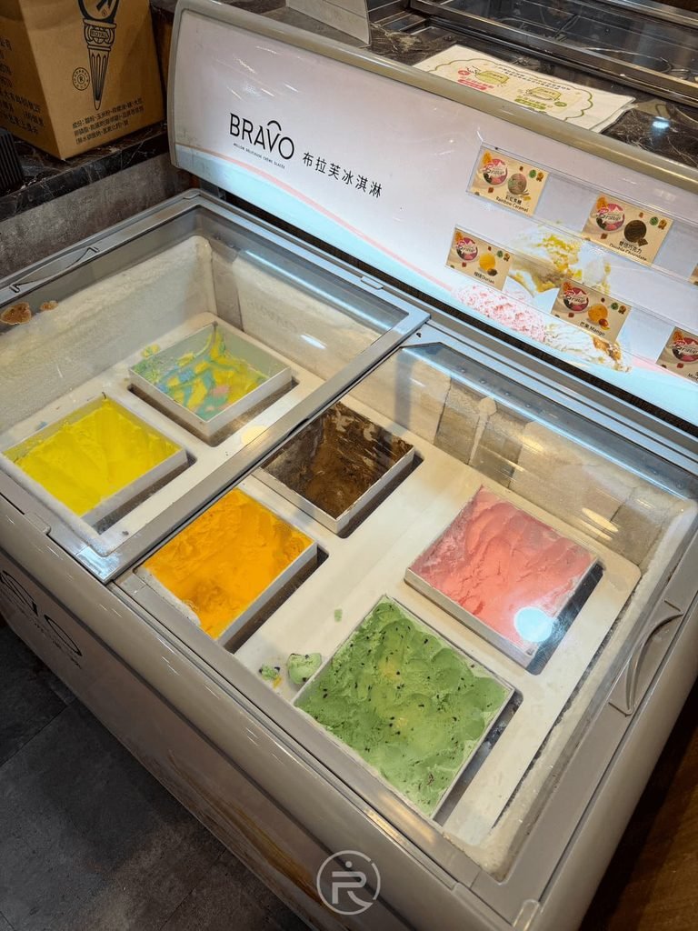 [冰淇淋多色特寫]： 色彩繽紛的多種口味冰淇淋，飯後甜點選擇多元。