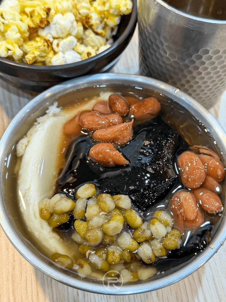  [招牌綜合豆花凍]： 自製古早味豆花仙草碗，鋪滿軟花生、花豆與Ｑ彈珍珠。