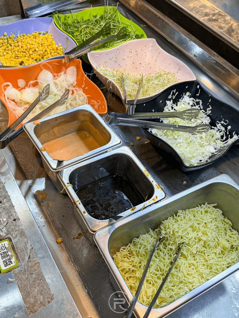[沙拉吧補料台]： 冷藏保鮮的生菜沙拉吧台，食材補充迅速且新鮮。
