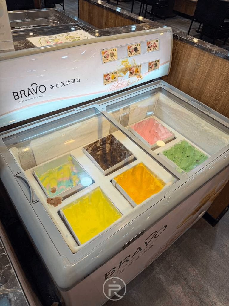 [冰淇淋冰櫃]： 億品鍋自助區提供的 Bravo 多種口味冰淇淋冰櫃。