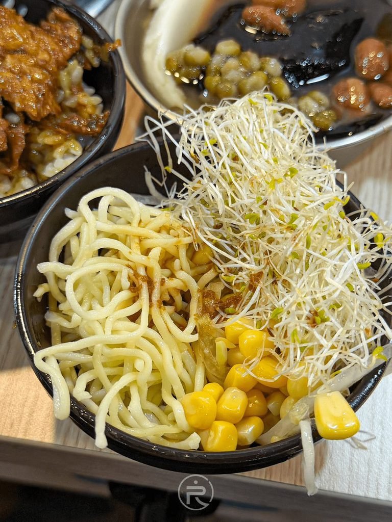 [自製涼麵特寫]： 淋上特製麻醬、鋪滿苜蓿芽與玉米粒的清爽開胃涼麵。