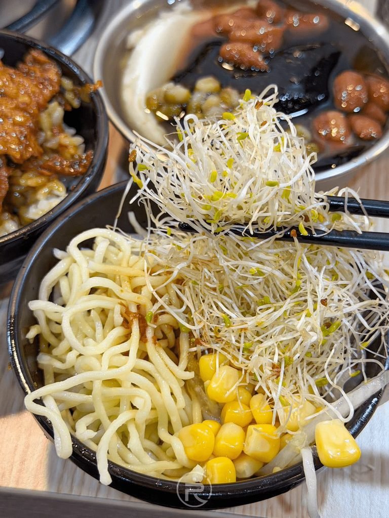 [拌勻涼麵近照]： 筷子拌開 Q 彈油麵與濃郁麻醬，台式經典涼麵風味。