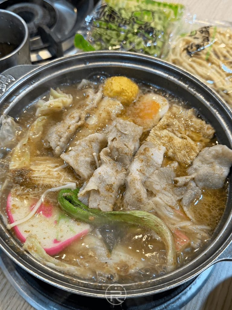 [熟成鍋物配料]： 煮熟後的沙茶豬肉鍋，吸附鮮甜沙茶湯汁的豐富火鍋料。
