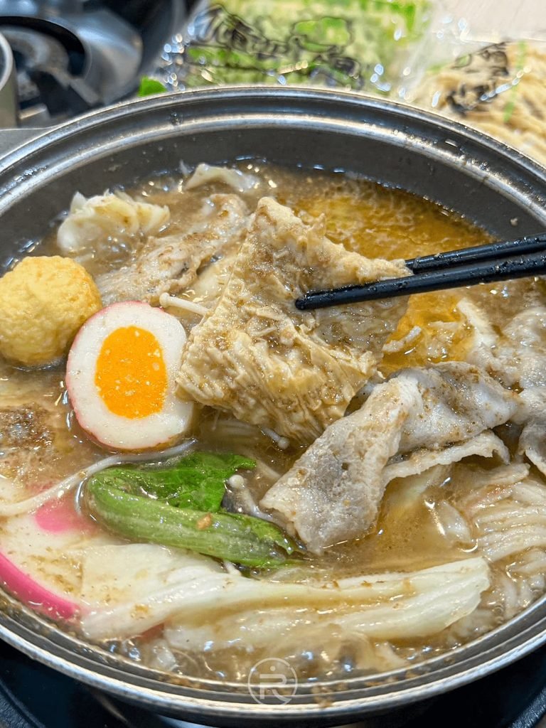 [半熟蛋與肉片]： 鍋內滿滿的白菜、豬肉片、金針菇與美味半熟溏心蛋。