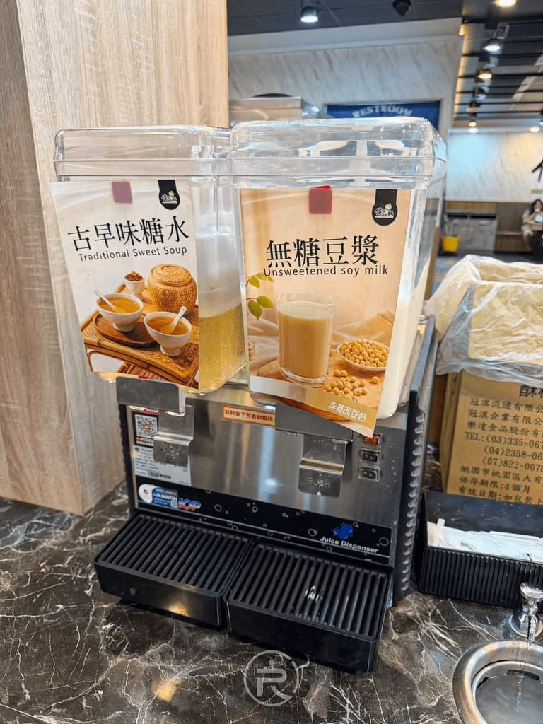  [豆漿與糖水機]： 甜點專屬飲料機：供應古早味糖水與無糖豆漿，可自製豆漿豆花。