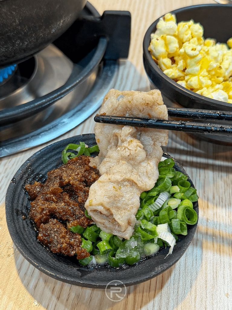 [沾沙茶蔥花醬]： 煮熟豬肉片沾裹特調沙茶醬與新鮮翠綠蔥花，絕配吃法。