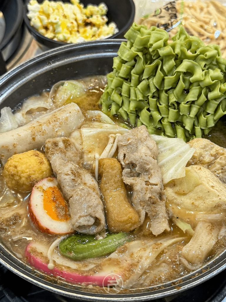  [放入綠色蔬菜波浪麵]： 往沙茶火鍋中加入整塊翡翠綠色的特製蔬菜波浪麵。