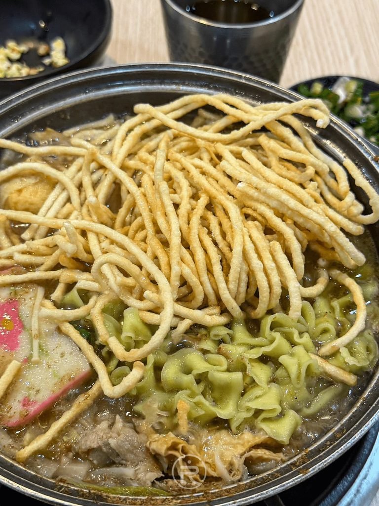  [加碼傳統油炸意麵]： 在鍋中再次加入金黃酥脆的鍋燒意麵，雙重麵食享受。