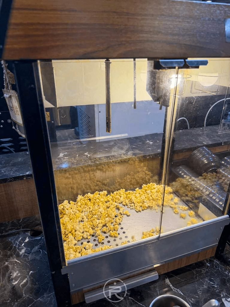 [爆米花近拍]： 剛爆好熱騰騰的甜味爆米花，顆顆飽滿酥脆。