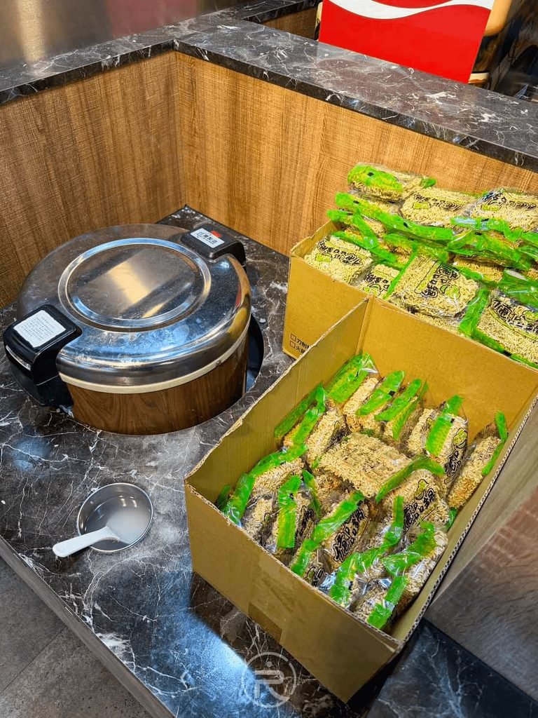  [豬油拌飯與泡麵箱]： 滿滿一鍋的古早味豬油拌飯與整箱王子麵任食專區。