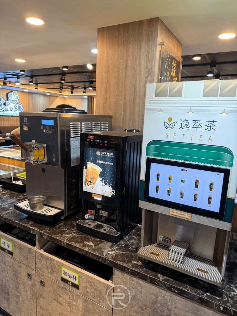  [咖啡與熱茶機]： 專業現磨咖啡機與「逸萃茶」觸控式現萃茶飲機。