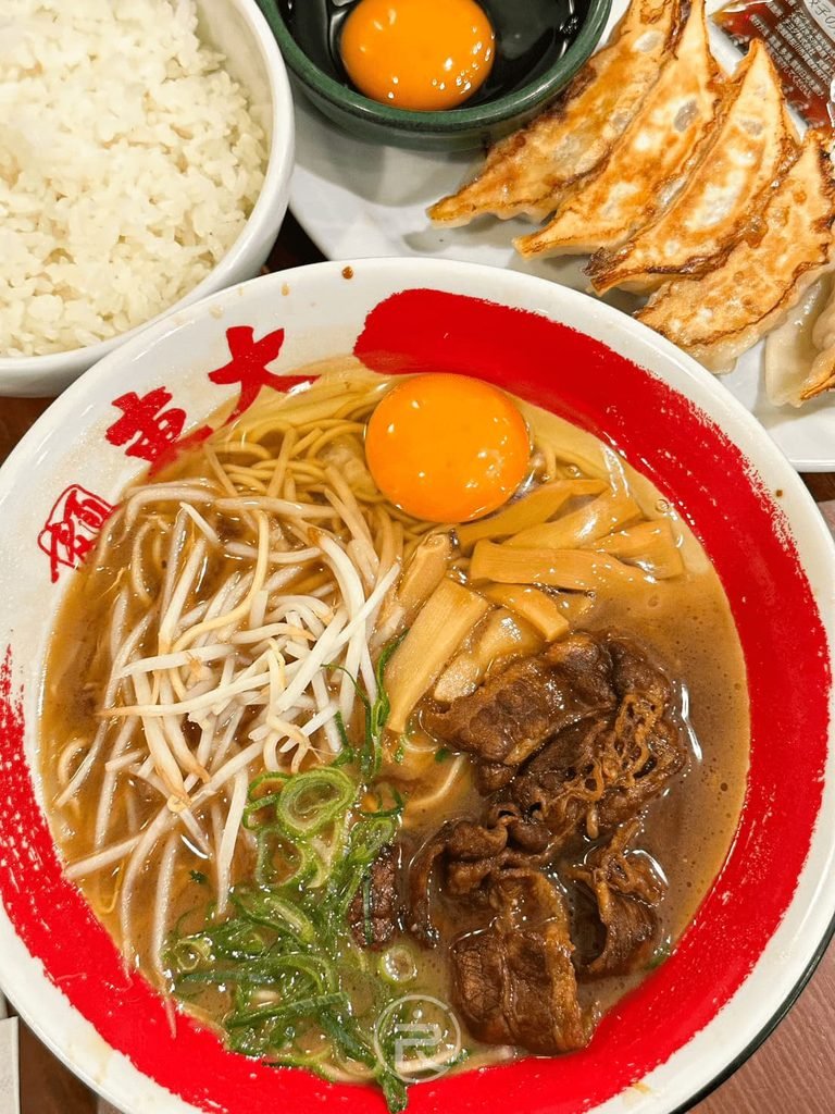 ラーメン東大 京都店 [定食全餐合照]： 德島拉麵全餐全景：加了生蛋的德島拉麵、現煎日式餃子、白飯與生雞蛋。