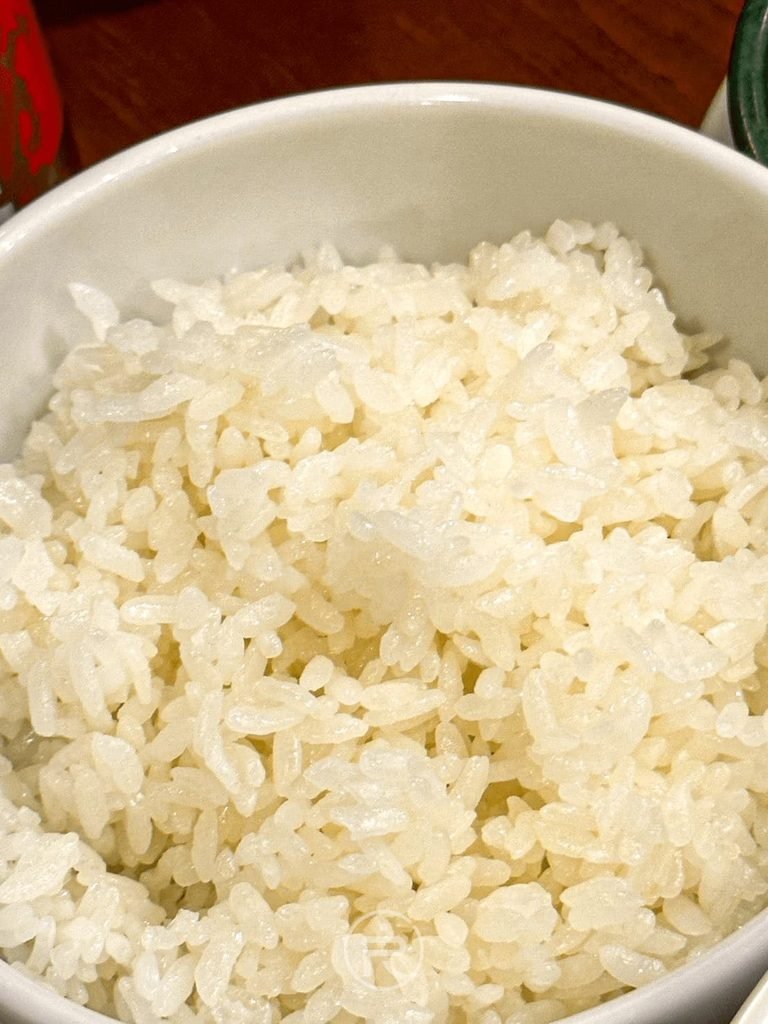  [熱騰騰白飯碗]： 餃子套餐附贈的大碗晶瑩剔透白米飯，是吸附濃郁湯汁的最佳搭檔。