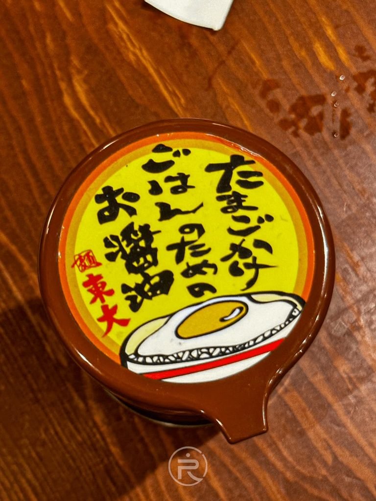  [生蛋專用醬油蓋]： 桌邊特製「たまごかけごはんのためのお醬油」（生蛋拌飯專用醬油）調味罐。