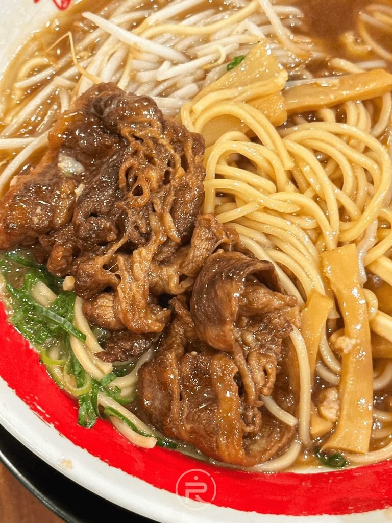  [五花肉特寫]： 燉煮至軟嫩入味的甘辛甜鹹五花肉片（豚バラ肉），德島拉麵的靈魂配料。