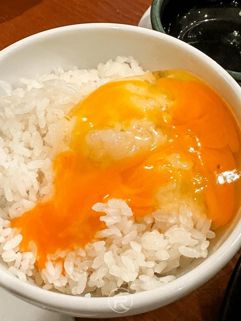  [金黃蛋液白飯]： 澄橘色生蛋黃與粒粒分明的日本越光米飯交融，口感滑潤順口。