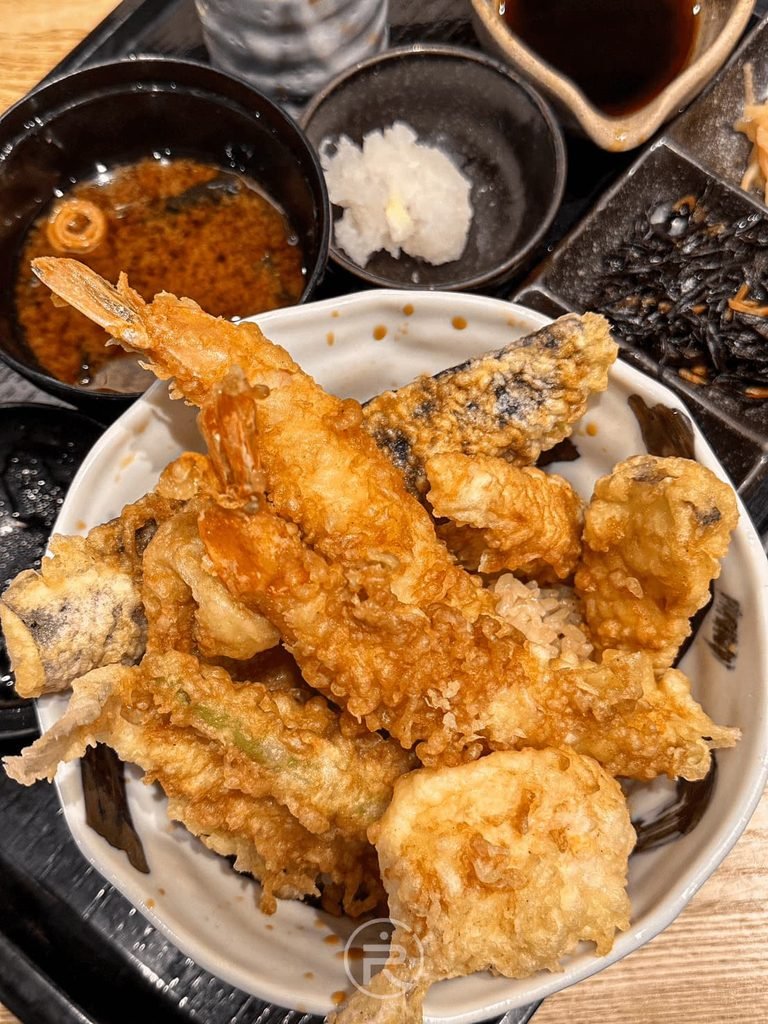 旬の肴と天ぷら 市 ichi [完整定食全餐組合]： 上天丼定食套餐全貌：現炸天丼、日式紅味噌湯、三款季節小菜與漬物。