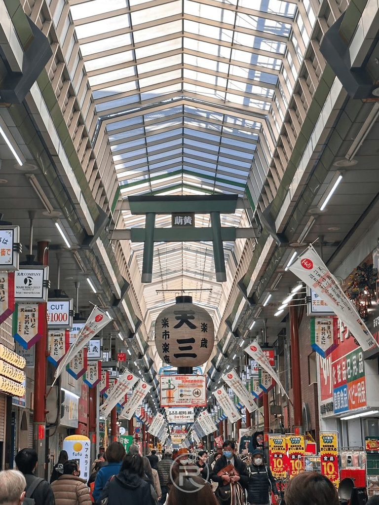 [天神橋筋商店街景]： 大阪著名的天神橋筋商店街拱廊街景，頂端懸掛傳統鳥居裝置。