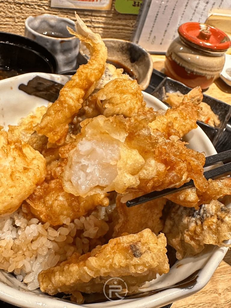  [豐盛俯拍角度]： 滿滿一碗現炸天婦羅蓋滿白飯，展現大阪在地職人的誠意份量。